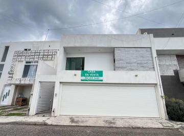Casa · 440m² · 4 Recámaras · 3 Estacionamientos · Casa en La Loma