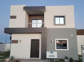 N/A · Casa de 2 Pisos con Recamara Principal en Planta Baja en Venta.