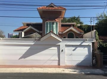 Casa · 330m² · 4 Recámaras · 3 Estacionamientos · Casa de 1 Piso en Venta en Colonia del Valle, San Pedro