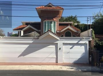 Casa · 330m² · 4 Recámaras · 3 Estacionamientos · Casa de 1 Piso en Venta en Colonia del Valle, San Pedro