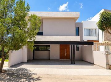 41e3f09ebd4e702cdb873ec4c24d006a6e70de52cfb06296b32806f6506464ce · Casa en Venta en Porta Fontana con Jardín