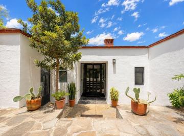 23d290bb6a328f244aeef5d21cdfec62fe42bb081bad79825435ebaf4bbe5e7a · Casa en Venta Construida en un Nivel Ubicada en Zona Centro con Jardín