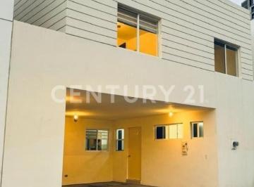 Casa · 266m² · 4 Recámaras · 2 Estacionamientos · En Venta Hermosa Propiedad, Ubicación Privilegiada, Cercana a Udem, Colegios