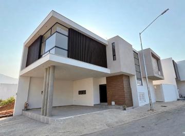1 · Casa en Venta en Valles de Santiago, Nuevo León - Amplia y Bien Ubicada
