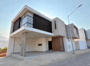 1 · Casa en Venta en Valles de Santiago, Nuevo León - Amplia y Bien Ubicada
