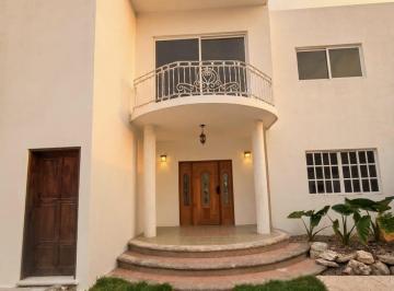 Casa · 3 Recámaras · 2 Estacionamientos · Casa en Renta en Cozumel con 3 Recámaras Amplia y Remodelada