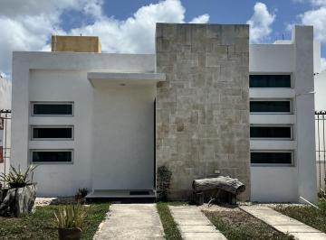 Casa · 168m² · 2 Recámaras · 2 Estacionamientos · Casa en Renta Amueblada en Gran Santa Fe Plus Cancún, 2 Recámaras y Estudio Independiente