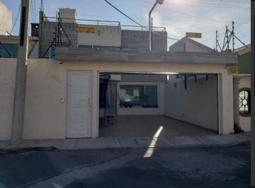 Casa · 305m² · 5 Recámaras · 2 Estacionamientos · Venta de Casa en La Colonia Casa Blanca en Metepec Cerca de Cerrada de Fresnos