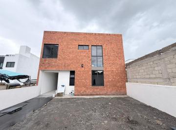 Casa · 220m² · 4 Recámaras · 2 Estacionamientos · Casa en Metepec