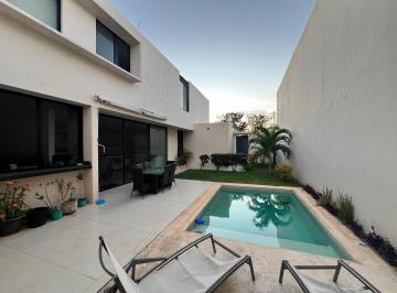 Casa · 261m² · 3 Recámaras · 3 Estacionamientos · Casa en Venta en Fraccionamiento Montebello con Piscina