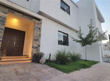 Casa · 420m² · 5 Recámaras · 2 Estacionamientos · Casa en Renta con Recamara en Planta Baja, Misiones Norte Saltillo