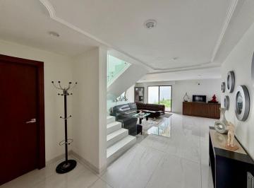 Casa · 330m² · 4 Recámaras · 2 Estacionamientos · Casa con Amplios Espacios y Jardin en La Primera Seccion de Bugambilias Cerca de Plaza Comercial