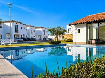 Foto 1 · Oportunidad! Casa Al Mejor Precio en Todo Juriquilla, en Privada con Alberca