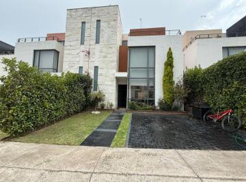 Foto 1 · Casa en Venta en Villas del Campo en Calimaya, Remodelada y con Finos Acabados.