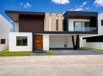 Foto 1 · Residencia de Lujo en Venta en Ex Hacienda San Antonio Metepec | Doble Seguridad y Jardín de 100.