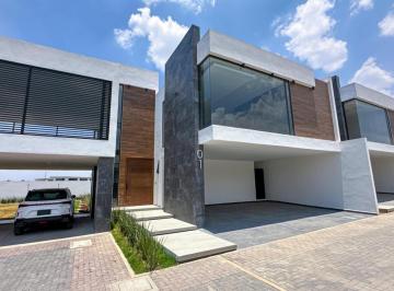 Foto 1 · Casa en Venta en Metepec con Diseño Moderno y Jardín Interno