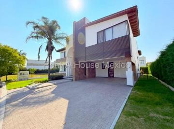 Casa de 4 habitaciones, Querétaro · Renta Residencia en El Campanario con Vestidor y Baño en Cada Recámara Io1445
