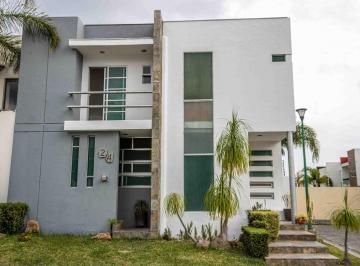 Casa de 3 habitaciones, Zapopan · Casa en Esquina en Venta Frente Al Parque Metropolitano