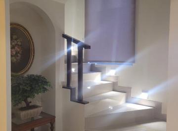 Escalera ornamental · Hermosa Casa Amueblada, 3 Pisos y Paneles Solares