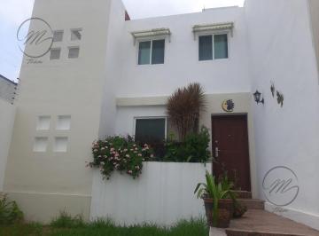 Casa · 153m² · 3 Recámaras · 2 Estacionamientos · Casa en Renta en Fraccionamiento Jardines de Ahuatlan