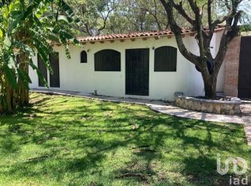 Casa · 346m² · 3 Recámaras · 3 Estacionamientos · Casa de Una Planta, 3 Habitaciones con Baño y Extenso Jardín en Emiliano Zapata, Morelos