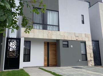 Casa · 165m² · 3 Recámaras · 2 Estacionamientos · Casa en Renta Recámaras Lomas III, en Altaria, con Alberca, $15,000 Entrega Agosto