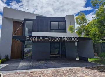 Casa · 350m² · 4 Recámaras · 3 Estacionamientos · Estrena Casa en Altozano El Nuevo Queretaro