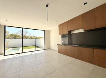 Casa · 140m² · 3 Recámaras · 2 Estacionamientos · Town House con Recámara en Planta Baja en Temozón Norte, Mérida