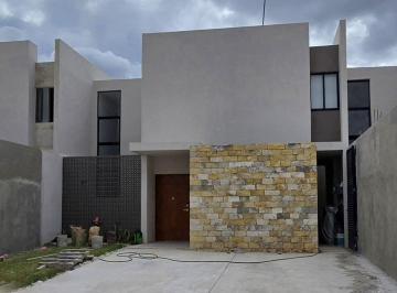 Casa · 225m² · 3 Recámaras · 2 Estacionamientos · Casa de Dos Plantas en San Antonio Hool, Mérida