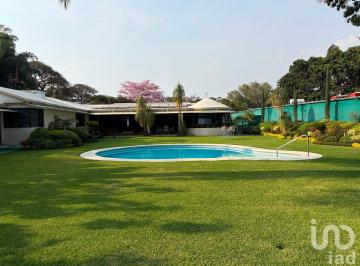 Casa · 779m² · 5 Recámaras · 4 Estacionamientos · Casa en Venta de 5 Habitaciones con Jardin y Alberca en Palmira Dentro de Privada en Cuernavaca