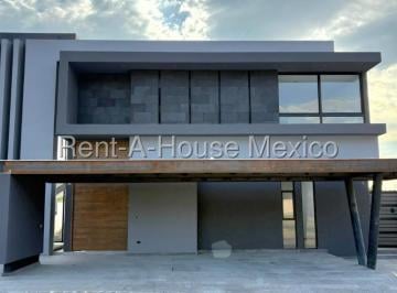 Casa · 550m² · 3 Recámaras · 4 Estacionamientos · Casa en Venta en Altozano El Nuevo Queretaro. Lista Para Estrenar