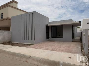 Casa · 140m² · 3 Recámaras · 2 Estacionamientos · Se Vende Casa en Altabrisa, Mazatlán, Sinaloa.