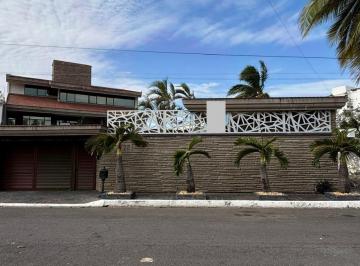 Casa de 3 habitaciones, Boca del Río · Costa de Oro Casa en Venta, Ideal Como Casa Habitación U Oficinas. Alberca Estacionamiento 6 Autos.