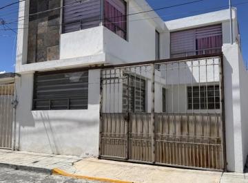 Casa de 5 habitaciones, Pachuca · Casa en Venta en Pachuca Bosques del Peñar con 5 Recámaras, 3 Baños, con Portón
