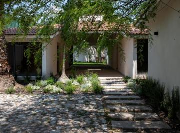 Casa · 341m² · 3 Recámaras · 2 Estacionamientos · Casa en Jurica