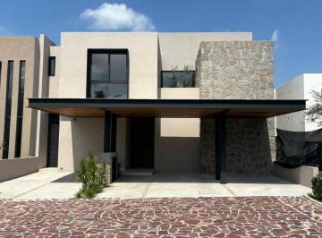 Casa · 340m² · 4 Recámaras · 3 Estacionamientos · Casa en Venta Altozano, Sala y Comedor Doble Altura, 4 Recámaras