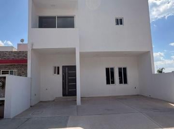 Casa de 4 habitaciones, San Juan del Río · Casa con Roof Garden a Dos Cuadras de Av Universidad