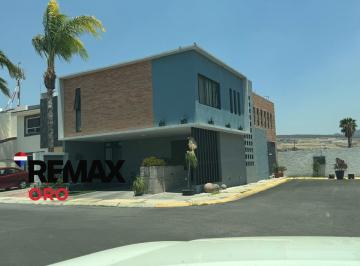 Casa · 258m² · 4 Recámaras · 2 Estacionamientos · Casa en Renta - (4)