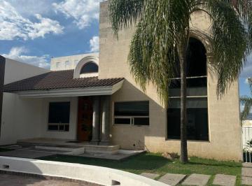 Casa de 4 habitaciones, León · Casa en Renta Amueblada en Cumbres del Campestre con 4 Recamaras 6 Estacionamientos y Alberca