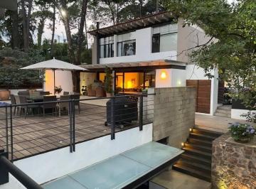 Casa · 324m² · 4 Recámaras · 4 Estacionamientos · Casa en Venta - (4)