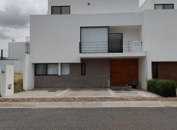 d1afb6f4c12aab067e05e21b7cfbccfb2f11aa39eda715f0778f6beb15a6e71e · Casa de 4 Recámaras c/u con Baño. Roof Garden Jardín y Cuarto de Servicio