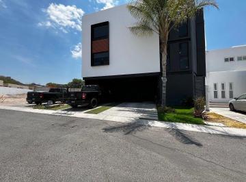 Casa de 5 habitaciones, Corregidora · Casa en Venta en Fraccionamiento Real del Bosque, Corregidora, Diseño Moderno Industrial, 3 Niveles