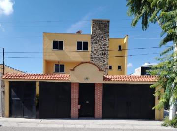 Casa uso de suelo de 7 habitaciones, Querétaro · Cada en Renta en Villas de Santiago Para Oficinas, con Uso de Suelo Comercial y de Servicios