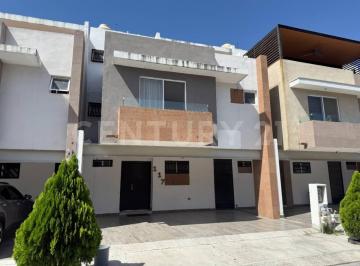Casa · 190m² · 4 Recámaras · 2 Estacionamientos · Casa de 3 Pisos en Renta con 4 Recámaras en Valle La Rioja, Apodaca Nl