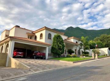 Casa · 1150m² · 5 Recámaras · 10 Estacionamientos · Casa en Venta Portal del Huajuco, Carretera Nacional