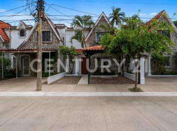 Casa · 202m² · 4 Recámaras · 2 Estacionamientos · Casa en Venta en Palmar de Aramara, Puerto Vallarta, Jalisco