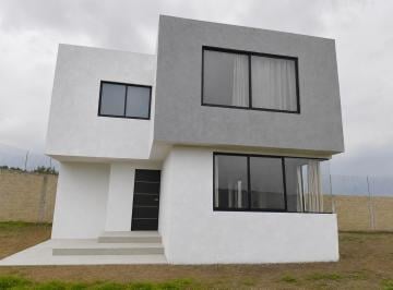 Casa · 250m² · 3 Recámaras · 5 Estacionamientos · Casa en Carretera Metepec - Zacango Metepec