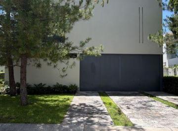 Casa en condominio · 675m² · 4 Recámaras · 4 Estacionamientos · Residencia de Lujo en Renta Dentro de Las Lomas Club Golf