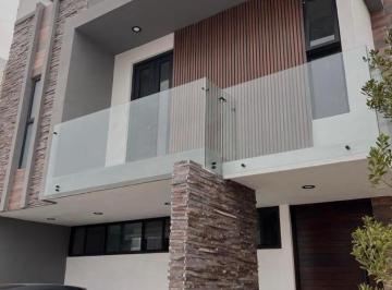 Casa · 246m² · 4 Recámaras · 2 Estacionamientos · Casa en Venta en Nuevo Refugio