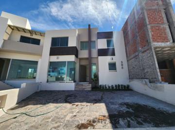 Casa · 200m² · 4 Recámaras · 2 Estacionamientos · Casa en Venta en Fraccionamiento Privado con Casa Club en Zona de Hospitales